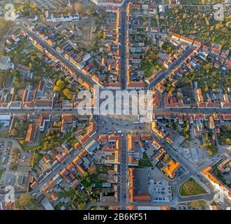 , centro città di neustrelitz con piazza del mercato e municipio, 31.10.2013, vista aerea, Germania, Meclemburgo-Pomerania occidentale, Neustrelitz Foto Stock