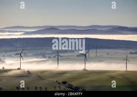 Turbine eoliche con strato di nebbia vicino A Ense, vista aerea, 11.12.2013, Germania, Renania Settentrionale-Vestfalia, Sauerland, Ense Foto Stock