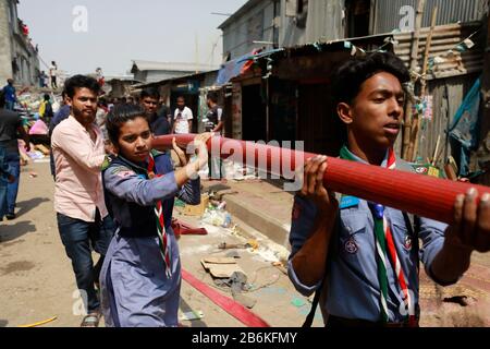 Dhaka, Dhaka, Bangladesh. 11th Mar, 2020. Fino a 2.000 case sono state rasate al suolo, mentre circa 10.000 residenti sono stati colpiti nel fuoco che si è rotto in uno slum nella zona di Rupnagar di Mirpur di Dhaka, Bangladesh, 11 marzo 2020. Il fuoco voluminoso ha scoppiato a Rupnagar Slum nella zona di Mirpur della città il mercoledì mattina. 22 unità antincendio si precipitarono e insieme alla gente del posto lavorarono per quasi tre ore per portare il fuoco sotto controllo. Credito: Suvra Kanti Das/Zuma Wire/Alamy Live News Foto Stock