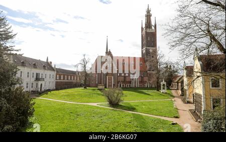 11 marzo 2020, Sassonia-Anhalt, Wörlitz: Veduta dell'ensemble dalla casa della Principessa (l-r), la galleria, la chiesa di San Pietro e l'edificio della cucina. Lo Stato sostiene il restauro e la conversione dell'ex residenza della Principessa e poi della Duchessa Luise Principessa di Brandeburgo-Schwedt con 3.353.600 euro. L'ensemble, risalente al 1790, apre il centro espositivo a tutti gli ospiti a partire dalla stagione 2022. Foto: Jan Woitas/dpa-Zentralbild/dpa Foto Stock