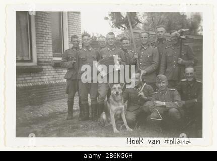 I soldati tedeschi fanno musica UN gruppo di soldati Wehrmacht in Hoek van Holland fanno musica. In mostra una fisarmonica, un triangolo, un piatto e un secondo. Produttore : fotografo: Anonymous place manufacturing: Hoek van Holland Dating: 1941 - 1942 caratteristiche Fisiche: Gelatina argento stampa materiale: Carta Tecnica: Gelatina argento stampa dimensioni: H 6 cm. B × 9 cm. Oggetto: Occupazione   oorlogreation il soldato fuori servizio seconda guerra occupazione dei Paesi Bassi Quando: 1941 - 1942 Foto Stock