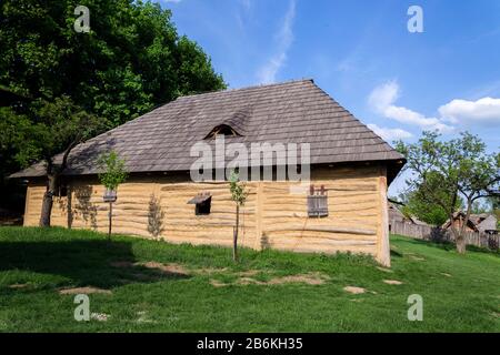 Tradizionali edifici medievali in legno presso il villaggio archeologico patrimonio vicino al monastero di Velehrad, Modra, Moravia, Repubblica Ceca, soleggiata giornata estiva Foto Stock