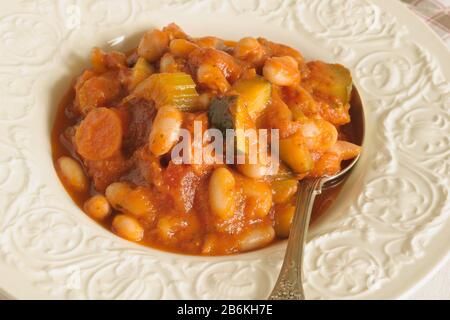 Zuppa di fagioli toscani con zucchine di fagioli cannellini e salsiccia di salsiccia italiana Foto Stock