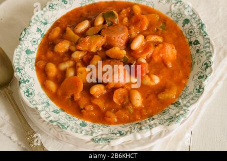 Zuppa di fagioli toscani con zucchine di fagioli cannellini e salsiccia di salsiccia italiana Foto Stock