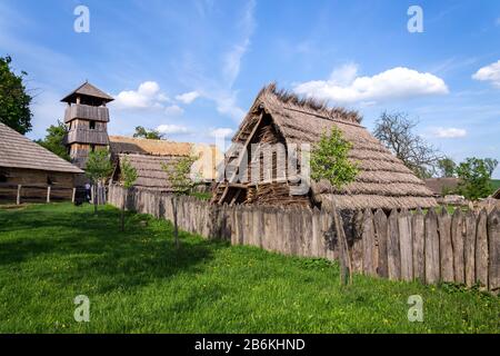 Tradizionali edifici medievali in legno presso il villaggio archeologico patrimonio vicino al monastero di Velehrad, Modra, Moravia, Repubblica Ceca, soleggiata giornata estiva Foto Stock