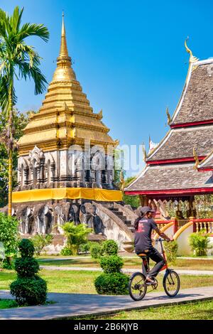 Biker A Wat Chiang Man, Chiang Mai, Tailandia Foto Stock