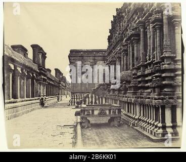 Una cisterna e gargoyle sacred nel tempiale di Subrahmanya, India UNA cisterna e gargoyle sacred nel tempiale di Subrahmanya, India Tipo Di Proprietà: Fotografie numero dell'articolo: RP-F F80066 fabbricante : fotografo: Linnaeus Tripe (proprietà elencata) Fabbricazione Del Posto: Gran Bretagna Data: 1858 - 1860 caratteristiche Fisiche: Carta di pressione del sale materiale: Tecnica della carta: Dimensioni della stampa salina: Foto: H 308 mm × W 372 mmOnderwerp Foto Stock