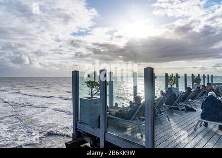 Terrazza del ristorante Beach bar 54 gradi a nord, edifici a palafitta sulla spiaggia, Sankt Peter-Ording, Mare del Nord, Schleswig-Holstein, Germania, Europa Foto Stock