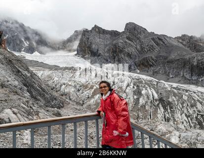 Visita turistica cinese al ghiacciaio di Yulong Xueshan, Lijiang, provincia di Yunnan, Cina, dove possono essere viste durante tutto l'anno. Foto Stock