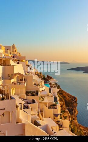 Thira città sulla scogliera a Santorini isola e il mare al tramonto, Grecia -- paesaggio greco - paesaggio urbano Foto Stock