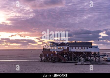 Stilt case sulla spiaggia, Sankt Peter-Ording, Mare del Nord, Schleswig-Holstein, Germania, Europa Foto Stock
