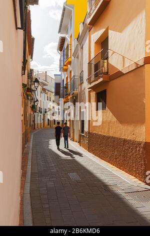 I bambini che camminano in una bella strada vuota città europea in giornata di sole Foto Stock