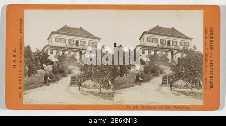 Een Pension op de Stubenberg inn on the Stubenberg (titel op object) Views of Germany resin (series title op object) A guest at the StubenbergGasthaus auf dem Stubenberg (title object) Ansichten von Deutschland / Harz (series title object) Property Type: Stereo picture Item number: RP-F F13434 Iscrizioni / marchi: Numero, recto, stampato ' No. 47.'opschrift, recto, stampato: 'Hof-Fotografia. Potsdam.' Produttore : fotografo: Hermann Selle (edificio elencato) Editore: E. Linde & Co (proprietà quotata) Luogo di produzione: Fotografo: Gernrodeuitgever: Berlino Data: 1868 - 1890 Materiale: Cardb Foto Stock