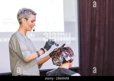 26 FEBBRAIO 2018, CENTRO COMMERCIALE BASHKIRIYA, UFA, RUSSIA: Workshop master class of hair coloring and hairstyling business Foto Stock