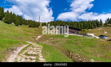 Fantastica escursione sulla Grunten in Allgau tramite il Burgberger Hornle e lo Starzlachklamm vicino a Sonthofen, Immenstadt Foto Stock