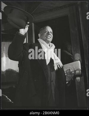 Uno dei partecipanti al RTC JP Kaulesar Sukul Surinamese nei Paesi Bassi 29 foto dall'archivio dei nostri Paesi Bassi liberi (titolo della serie) Uno dei partecipanti a nome del Suriname alla Tavola rotonda tra i Paesi Bassi e l'Occidente: Il Politico JP Kaulesar Sukul, presidente del Partito indù Suriname e Dove: Prendere Lead Central Archives. WA suo cappello viene attraverso il draaideur. Produttore : Fotografo: Parti Camp Laats Fabbricante: Den Haag Data: Feb 1948 Materiale: Carta Tecnica: Fotografia Dimensioni: H 20 Cm. B × 15 cm. Oggetto: Tavola Rotonda (1 Foto Stock