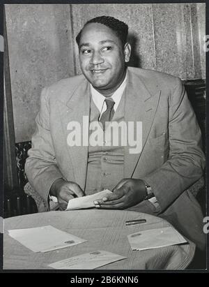 Uno dei partecipanti al RTC JA de Miranda Surinamese nei Paesi Bassi 29 foto dall'archivio dei nostri Paesi Bassi liberi (titolo della serie) Een van de deelnemers namens Suriname aan de Ronde Tafel Conferentie tussen Nederland en de West: Notaris J.A. de Miranda, lid van de Staten van Suriname en gedelegeerde namens de Progresseve Surinaamse Volkspartij - opgericht nel 1946. Hij zit aan een tafel Foto Stock