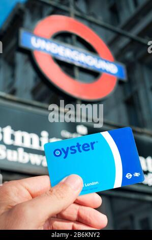Londra, Regno Unito - 19 GENNAIO: Un giovane ha una Oyster card all'ingresso della metropolitana il 19 gennaio 2015 a Londra, Regno Unito. Questa carta Foto Stock