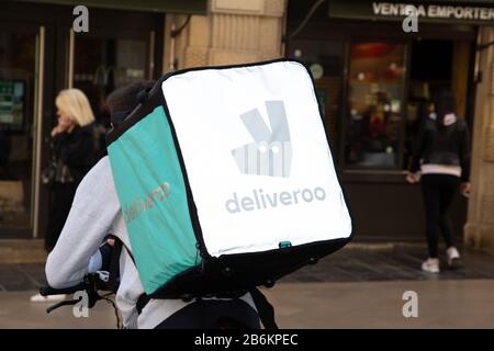 Bordeaux, Aquitaine / Francia - 22 marzo 2019 : Ottenere consegna consegna consegna Takeaway a Bordeaux Deliveroo ha ricevuto critiche severe per l'impegno in 's. Foto Stock