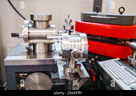 Collegamenti di nodi Di Tubi moderni metallici in fabbrica, concetto di attrezzatura industriale Foto Stock