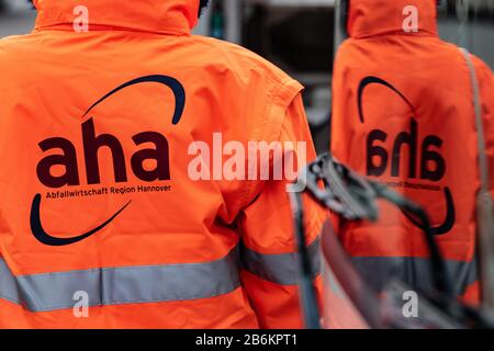 Hannover, Germania. 11th Mar, 2020. Un Garbage Collector indossa abiti da lavoro con l'iscrizione "aha" (Abfallwirtschaft Region Hannover). A seguito di una data di lavoro nell'agosto 2019, la Regione di Hannover Zweckverband Abfallwirtschaft ha occupato quattro donne nel reparto di raccolta dei rifiuti dell'associazione. In molte città la raccolta dei rifiuti è ancora un dominio puramente maschile. Credito: Swen Pförtner/Dpa/Alamy Live News Foto Stock