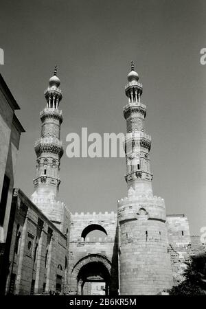 Fotografia di viaggio in bianco e nero - minareti sopra la porta Fatimid Bab Zuweila nel Cairo islamico in Egitto in Nord Africa Medio Oriente Foto Stock