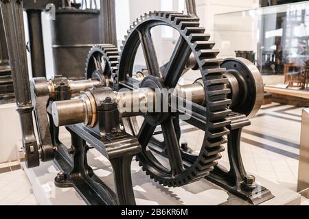 grande ingranaggio a cremagliera nella officina di lavorazione della macchina in metallo Foto Stock