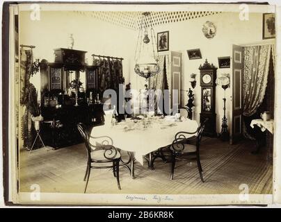 Sala da pranzo della casa di Paul Sandel in Tanjong Poera, Langkat Sumatra Eetkamer van het huis van Paul Sandel in Tandjong Poera, Langkat Sumatra Oggetto tipo : foto Objectnummer: RP-F-2003-103-6 Produttore : fotograaf: H. Ernst & Co (toegeschreven aan)Plats fabbricazione: Bindjai Langkat. 1900 Kenmerken Fisici: Albuminedruk Materiale: Fotopapier karton Techniek: Albuminedruk dimensioni: Foto: H 239 mm × b 332 mmOnderwerp Foto Stock