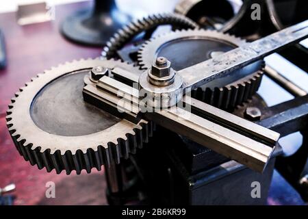 grande ingranaggio a cremagliera nella officina di lavorazione della macchina in metallo Foto Stock