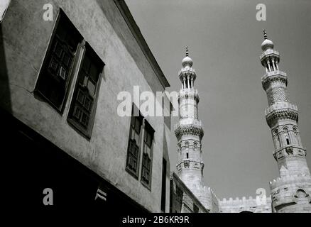 Fotografia di viaggio in bianco e nero - minareti sopra la porta Fatimid Bab Zuweila nel Cairo islamico in Egitto in Nord Africa Medio Oriente Foto Stock