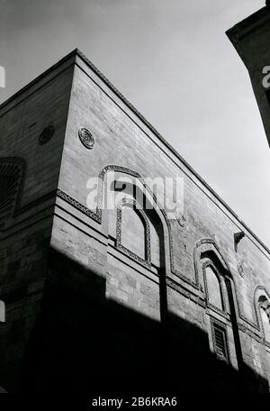 Fotografia di viaggio in bianco e nero - Moschea di al Salih Talaa'i nel quartiere islamico del Cairo della città del Cairo in Egitto in Nord Africa Medio Oriente Foto Stock