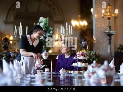 Emma Emanmaniera, Duchessa di Rutland (a destra), viene servito il tè da Lliana Dimitrove, durante l'evento di lancio per un tè Pomeridiano reale ispirato da Netflix's The Crown, nella sala da pranzo dello stato al Castello di Belvoir, Grantham. Foto Stock