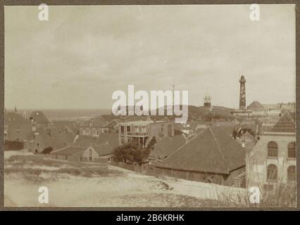 Egmond aan Zee visto dalle dune faro destro JCJ van Speijk Parte dell'album con foto di Amsterdam e omge. Produttore : fotografo: Anonymous place manufacturing Egmond aan Zee Dating: CA. 1910 - ca. 1930 caratteristiche Fisiche: Zolfo mostrato gelatina argento stampa materiale: Carta fotografica tecnologia : gelatina argento stampa dimensioni: 75 mm × h b 108 mm Oggetto: Prospettiva o villaggio, silhouette o villaggio faro, nave leggera dove: Egmond aan ZeeVuurtoren JCJ Speijk di Foto Stock