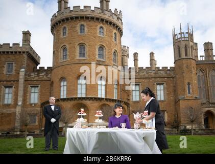 Emma Emanmaniera, Duchessa di Rutland (centro), è servita da Lliana Dimitrove, durante l'evento di lancio per un tè Del Pomeriggio reale ispirato dalla corona di Netflix, al Castello di Belvoir, Grantham. Foto Stock