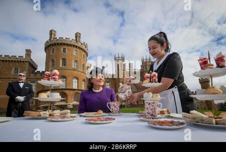 Emma Emanmaniera, Duchessa di Rutland (centro), è servita da Lliana Dimitrove, durante l'evento di lancio per un tè Del Pomeriggio reale ispirato dalla corona di Netflix, al Castello di Belvoir, Grantham. Foto Stock