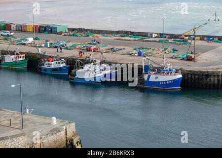 Barche da pesca legate nel porto di Burghead vicino Elgin, Moray, Scozia Foto Stock