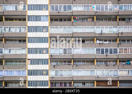 Facciata del blocco torre del consiglio Aylesbury Estate intorno all'area di Walworth nel sud-est di Londra Foto Stock