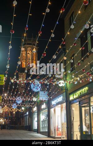 Coppergate, York a Natale: Una delle principali vie dello shopping di York durante la stagione festiva Foto Stock