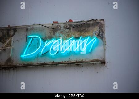 Blu neon segno sogno su una parete di grimia di London Street Foto Stock
