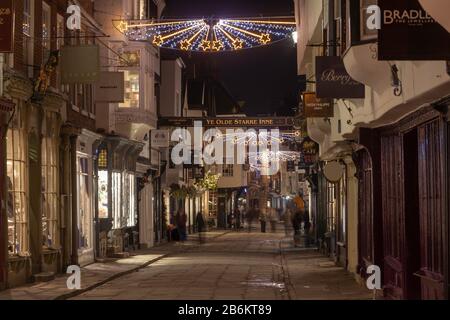 StoneGate, York a Natale: Una delle principali vie dello shopping di York durante la stagione festiva Foto Stock