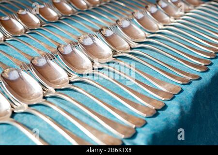 Vendita al mercato delle pulci Marche aux Fluers a Nizza, Francia. Foto Stock