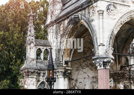 Antico edificio gotico abbandonato nel cimitero centrale di Vienna Foto Stock