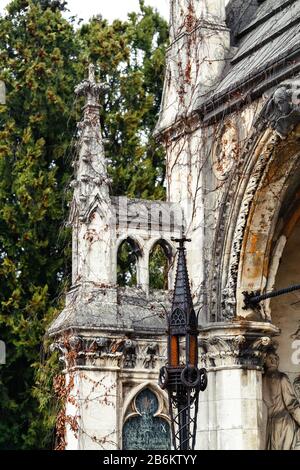 Antico edificio gotico abbandonato nel cimitero centrale di Vienna Foto Stock