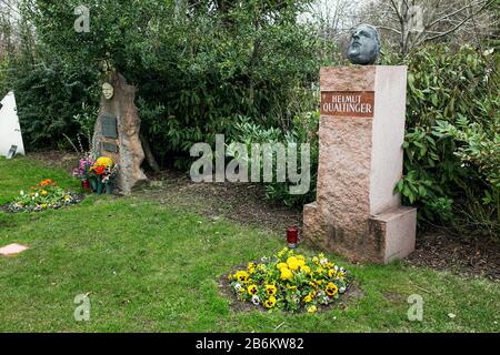 24 MARZO 2017, VIENNA, AUSTRIA: L'insolita tomba commemorativa dell'attore helmut qualtinger Foto Stock