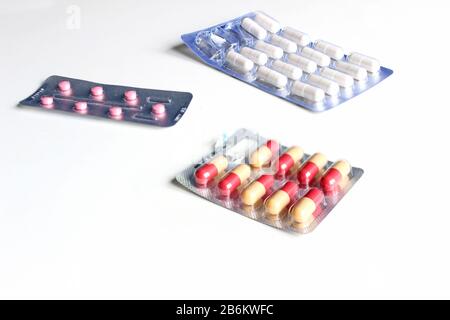 farmaci antibiotici pillole medicina /colorful antibatterici pillole su sfondo bianco / capsula pillola medicina. blister Foto Stock