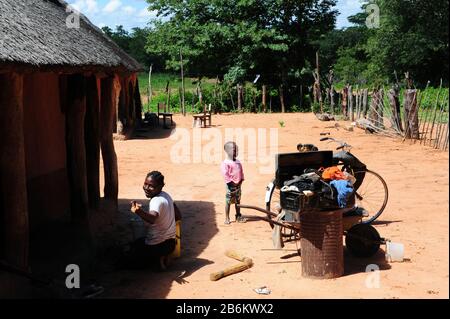 La vita quotidiana in un villaggio appartenente al gruppo etnico Matabele - appartengono al popolo Bantu (secessione dalla tribù Zulu), preso il 19/02/2020 | uso in tutto il mondo Foto Stock