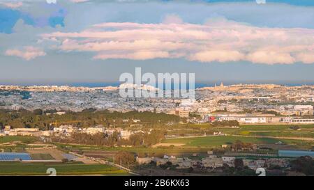 Splendida vista su Mosta e Valletta da Mdina Foto Stock