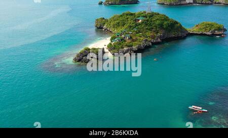 Un gruppo di piccole isole con spiagge e lagune situato nel Parco Nazionale delle cento isole, Pangasinan, Filippine, vista dall'alto. Concetto di vacanza estiva e di viaggio Foto Stock