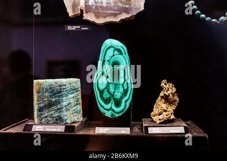 24 MARZO 2017, MUSEO DI STORIA NATURALE, VIENNA, AUSTRIA: Un primo piano di vari metalli preziosi e pietre di malachite, oro e berile Foto Stock