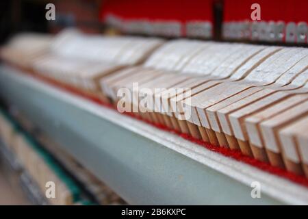 Pianoforte classico retrò. Strumento musicale bianco. Le corde metalliche del pianoforte. Pianoforte all'interno. Il dispositivo è uno strumento musicale da tastiera. Foto Stock